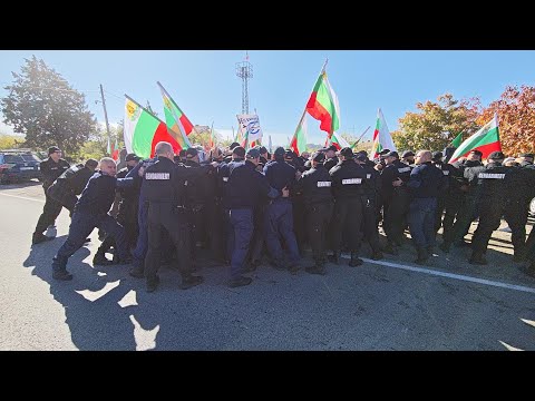 Видео: Безсрочен протест на Прохода на Републиката за запазване на българския лев, сблъсъци с жандармерията