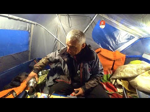 Видео: ПЕРВАЯ НОЧЕВКА В ЛОДКЕ. Рыбалка на спиннинг в Калининграде