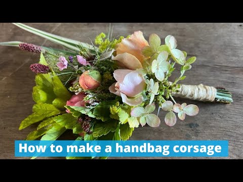 Видео: Давайте сделаем корсаж для свадебной сумочки.