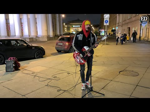 Видео: «Некуда бежать» – кавер-версия песни МУККА, Pyrokinesis, BOOKER в исполнении уличного музыканта