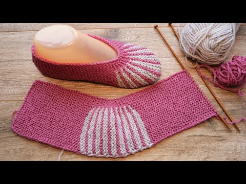 Видео: Легкая модель следков спицами 🐰 Easy two-color slippers knitting pattern