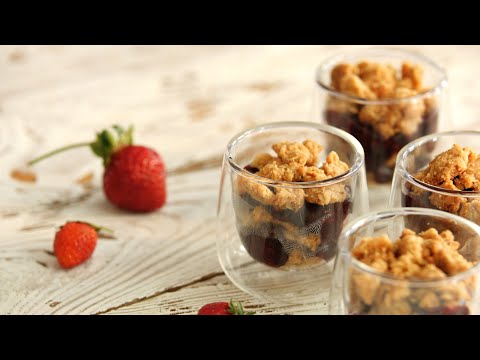 Видео: Вкуснейший КРАМБЛ с ЯГОДАМИ и овсянкой🍒 Идеальный ЛЕТНИЙ ДЕСЕРТ😃 Готовим вместе с Лизой Глинской👌