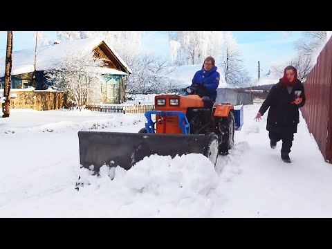 Видео: Китайский МИНИТРАКТОР против снега в деревне. Мал да удал!