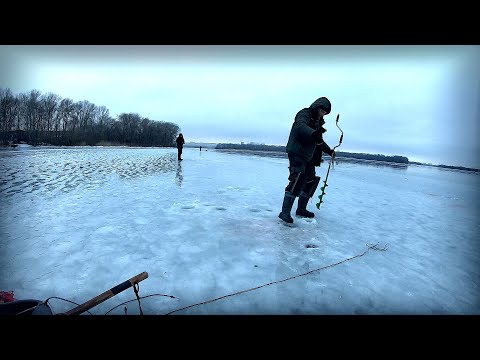 Видео: На Дніпрі тає лід, а коні валять на мормиху!