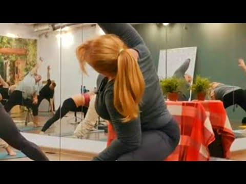 Видео: Хатха йога с Единомышленниками в МОЙУ | Kira Kamini | Открытая йога Москва  в прямом эфире!