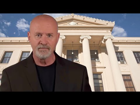 Видео: Адвокат Трампа Линдси Халлиган терпит крах на первом судебном заседании по делу Коми