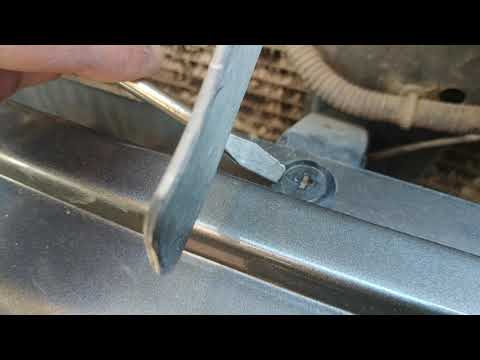 Видео: Как снять передний бампер на Ниссан Тиана J31