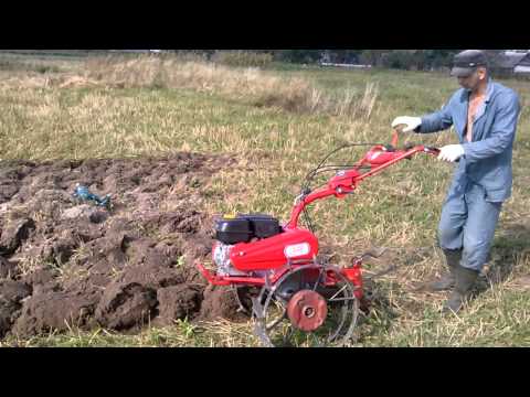 Видео: Супер мотоблок Салют-100, вспашка поля