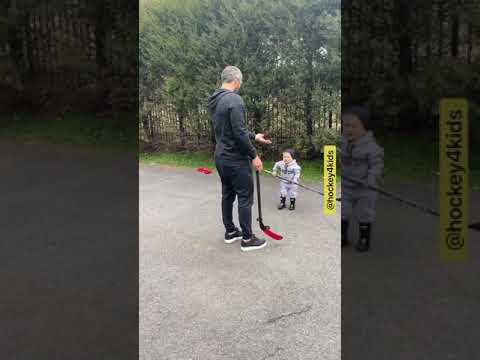 Видео: Овечкин вместе с Женой и сыном играет в хоккей!