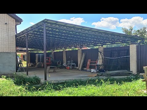 Видео: Как правильно устанавливать железные столбы: Заливка в яму или на поверхности варить?