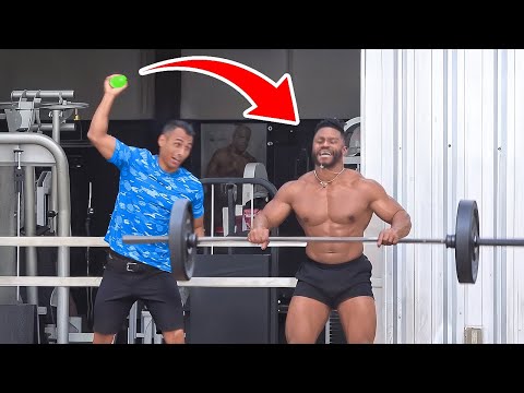 Видео: Шалость, бросающая в людей шарики с водой!