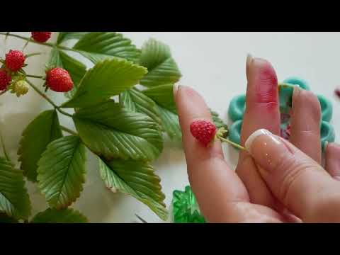 Видео: Земляника из полимерной глины на молдах Flowerportrait