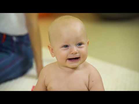 Видео: Як навчити дитину ходити | Гімнастика для підготовки дитини до перших кроків