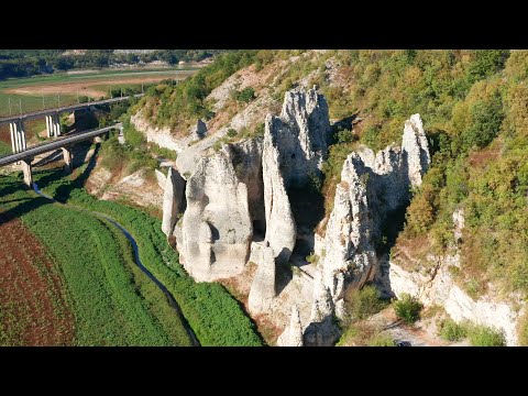 Видео: яз. Цонево без вода, Чудните скали, мостовете, влака ... - Conevo dam amazing rocks