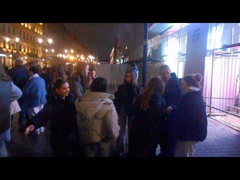 Видео: Уличные музыканты Питер группа Cover Band ID AHO на Малой Конюшенной 25 октября ч1 - Жить в кайф