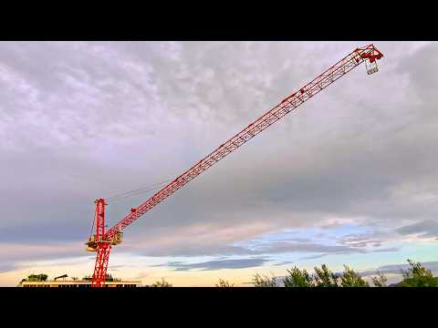 Видео: БЕЗУМНАЯ ЭКСПЛУАТАЦИЯ КРАНА!  Посмотрите, как они устанавливают СТРЕЛУ на башенный кран на ОГРОМНОЙ