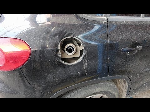 Видео: Замена замка лючка топливного бака на Volkswagen Tiguan 2,0 Фольксваген Тигуан 2009 год
