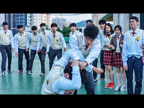 Видео: Әлсіз Ақымақ жігіт Мектептегі Жауызға айналды