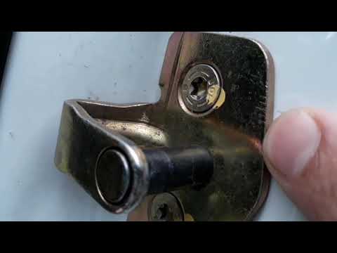 Видео: Как убрать щелчки в двери на неровностях дороги.