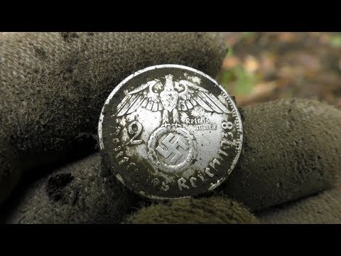 Видео: Что можно найти гуляя с прибором у подножия старого замка...61