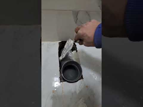 Видео: От сверления и установки колена сиденья унитаза до его установки