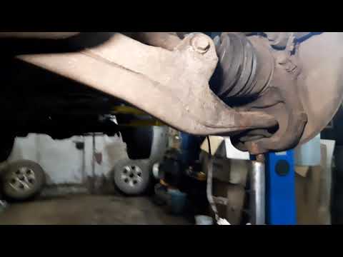 Видео: Замена нижней шаровой Toyota Land cruiser 100