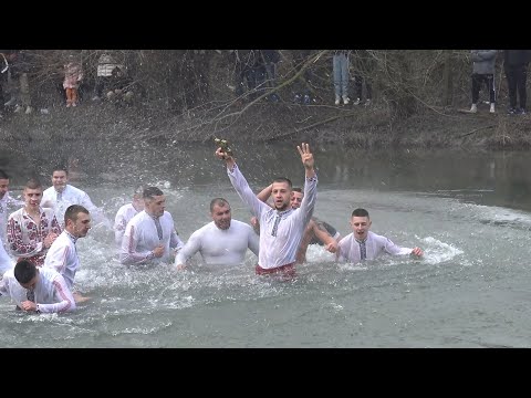 Видео: Мартин Мирчев спаси за трета поредна година богоявленския кръст в град Елхово