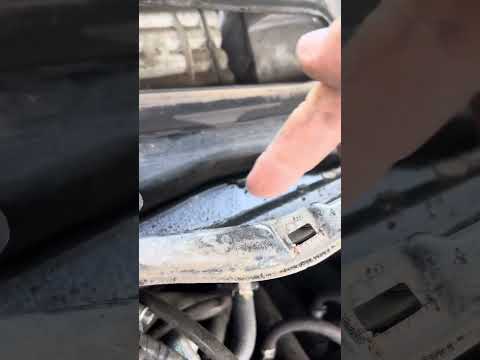 Видео: Как почистить дринаж для слива воды рав 4 2004-2009. Мокрые коврики рав 4. Вода в салоне рав 4.