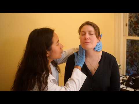 Видео: Вы не останетесь бодрыми... Осмотр головы до шеи с @chilibasmr (реальный медицинский ASMR)