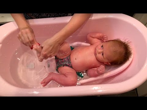 Видео: Как купать ребенка. Купание младенца. Как купать детей до года.