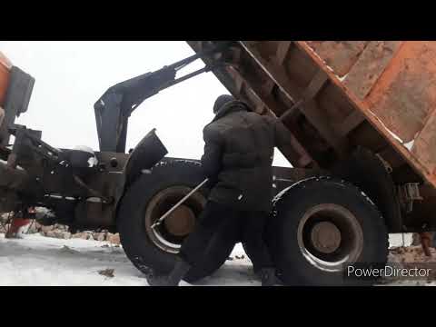 Видео: Проверяем затяжку колёсных гаек, на грузовике