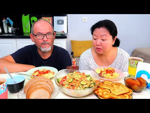 Видео: МУКБАНГ ЗАВТРАК: КАБАЧКОВЫЕ ОЛАДЬИ, Яичница от Алексея и Вкусный салат