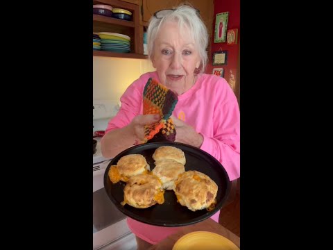 Видео: Печенье с беконом и сыром. Готовим с Брендой Гантт.