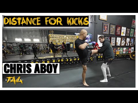 Видео: Контроль дистанции для ударов ногами по корпусу с Кру Крисом Эбоем и тренером Джимми Ланге