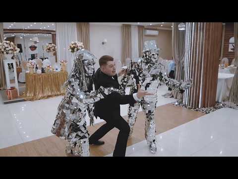 Видео: Зеркальные люди на свадьбе в Нижнем Новгороде