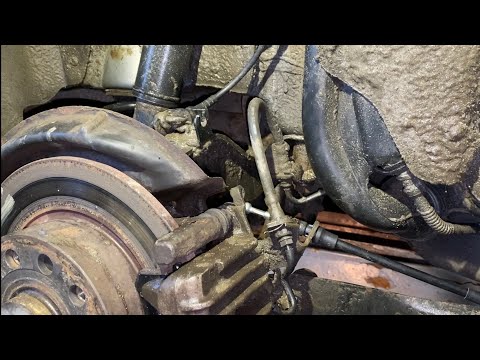 Видео: Замена троса стояночного тормоза Volkswagen Golf plus 2006