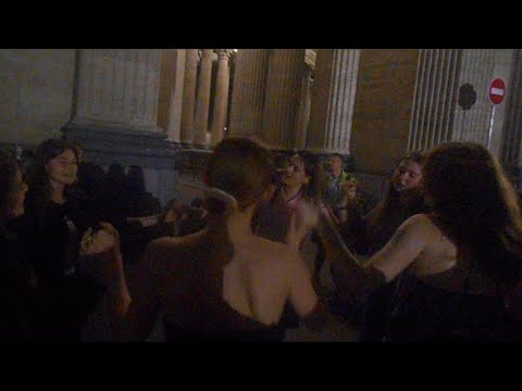Видео: Уличные музыканты Питер Лера NotBerry и Дима у Казанского собора 7 сентября ч2 - Хлопья летят наверх