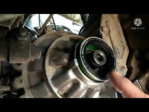 Видео: Volkswagen Golf Mk2  Почему потёк сальник коробки. Проточил флянец.Как Заменить сальник®️