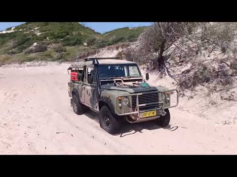 Видео: Большие волны на мягком песке в районе Саут-Рокс (Нгкала), Роки-Бич, остров Фрейзер.