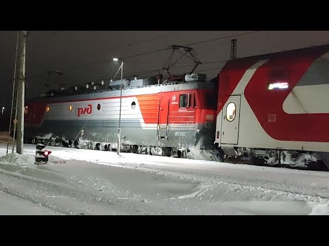 Видео: Электровоз ЭП1-105, отправляется с двухэтажным поездом №12, сообщением С.-Петербург-Мурманск.