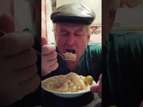 Видео: Ем рисовую кашу с мясом и огурчиком у бати в гостях.