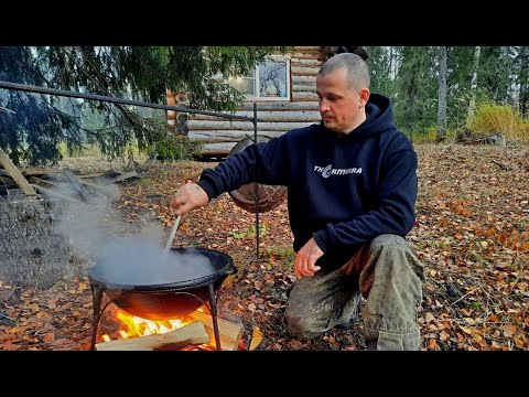 Видео: Ушли в тайгу! Пришли к избе спустя полгода! Что с ней стало!? Восстановил казан и приготовил еды!)