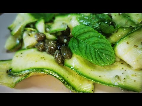 Видео: Салата от мариновани тиквички. Карпачо от тиквички с капеси, мента и лимон.