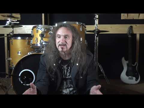 Видео: "Песни не танки, но они делают большое дело"