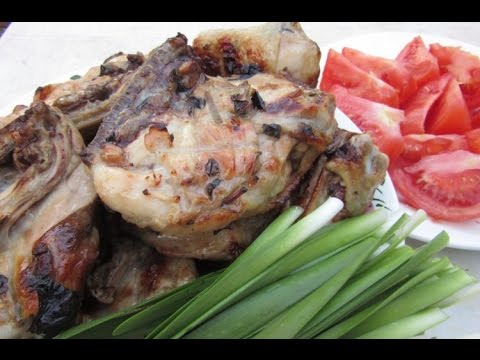 Видео: Очень сочный шашлык из куриных бедер на мангале