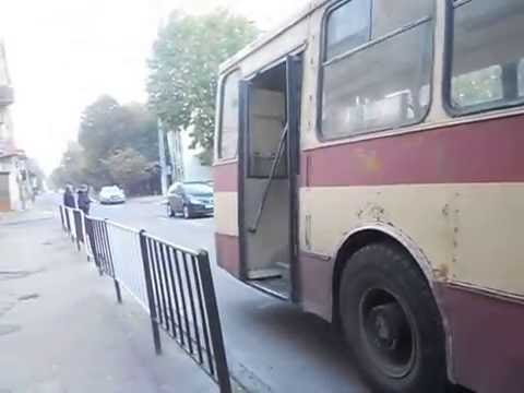 Видео: Львів.10 жовтня.. Задимівся і перехилився тролейбус м-т №10. Жах!!