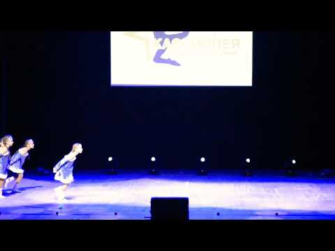 Видео: Задорный танец снегурочек “Потолок ледяной» На сцене 5 лет!!!