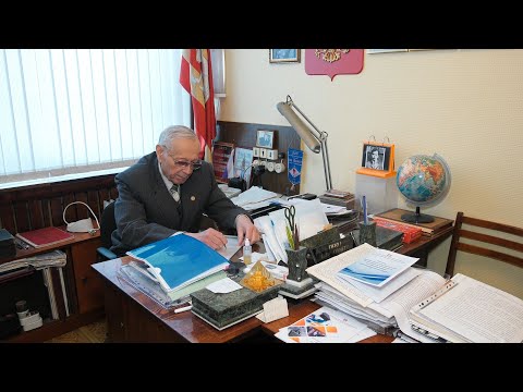 Видео: Директор школы №1 ушел с поста руководителя