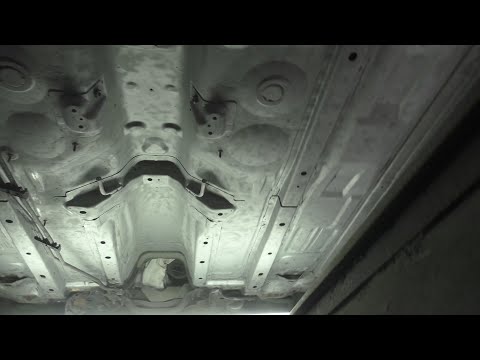 Видео: Мазда 6 Песочим днище ,готовим к цинку и герметику!