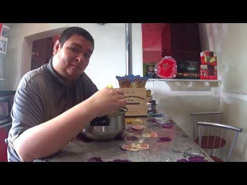 Видео: Обед 5 пачек лапши роллтон с колбасной приправой и пивом